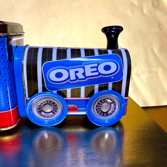 OREO TIN TRAIN VTG 1997 KEY & MUSIC BOX INSIDE PLAYS IT’S A SMALL WORLD NABISCO - Picture 3 of 13